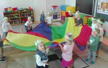 Zabawy ruchowe z chustą animacyjną