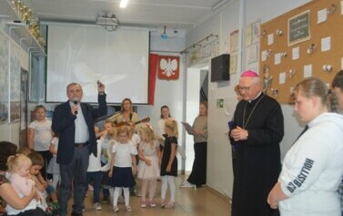 Wizyta ks. biskupa E. Dajczaka w Szkole Podstawowej w Nowym Worowie (3)