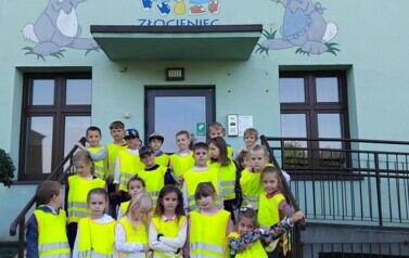 1 Dzieci przed siedzibą przedszkola
