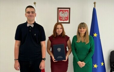 Maria Jackiewicz (po środku) z Janem Gawrońskim, Społecznym Zastępcą Rzecznika Praw Dziecka oraz z Moniką Horną-Cieślak, Rzeczniczką Praw Dziecka