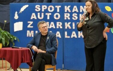Prowadząca p. Jędrzejszyn przedstawia autora