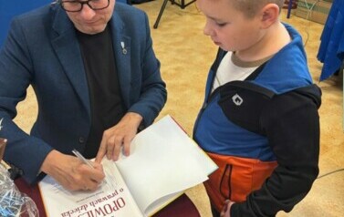 Marek Michalak składa autografy