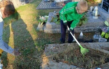 Wolontariusze porządkujący opuszczone groby (2)