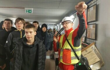 Uczniowie zwiedzają schron pod Szczecinem