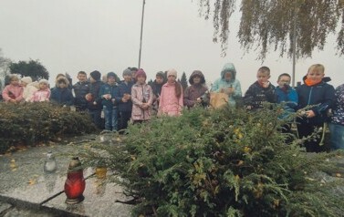 Młodsze klasy z wizytą na cmentarzu