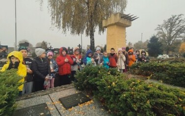 Młodsze klasy z wizytą na cmentarzu (2)