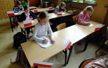 Uczniowie 1-3 rozwiązujący  test konkursowy