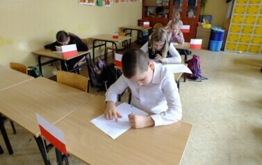 Uczniowie 1-3 rozwiązujący  test konkursowy 2