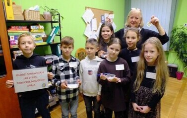 Uczniowie sprawdzają znajomość tabliczki wśr&oacute;d nauczycieli