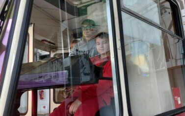 Uczniowie wczuwający się w rolę tramwajarzy