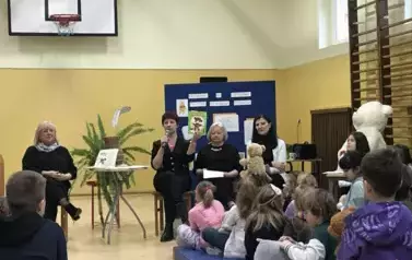 Zaproszeni goście czytają fragmenty utwor&oacute;w o misiach