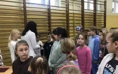 Wicedyrektor I. Adamczyk pasuje uczni&oacute;w kl 2 na czytelnik&oacute;w