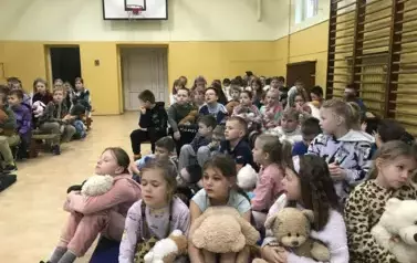 Uczniowie kl. drugich wsłuchani w misiowe opowieś