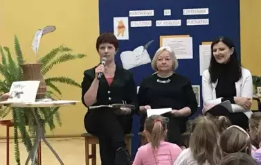 P. Grażyna Kr&oacute;ł z biblioteki publicznej czyta dzieciom