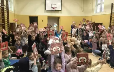 Maluchy świętujący Dzień Pluszowego Misia