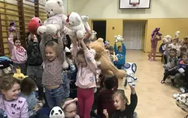 1 Maluchy świętujący Dzień Pluszowego Misia (2)