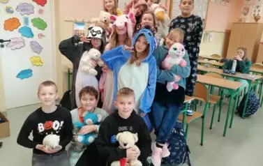 Uczniowie kl 5 w Dniu Pluszowego Misia