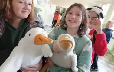 1 Uczniowie pokazujący swoje przytulanki