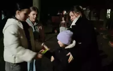 Wolontariusze rozdający odblaski