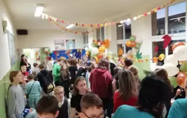 Uczniowie w czasie zabawy andrzejkowiej