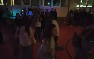 Uczniowie na parkiecie tanecznym