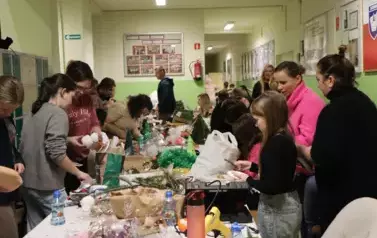 Uczniowie, rodzice, nauczyciele tworzący ozdoby