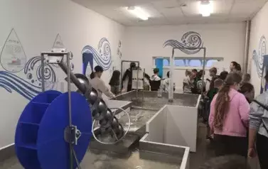 Uczniowie 4e w laboratorium wody
