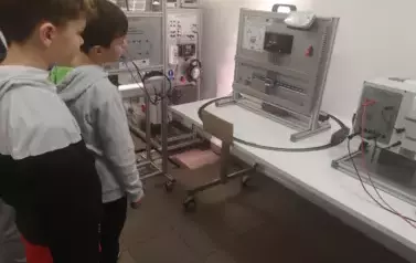 Uczniowie 4e w laboratorium wody 2