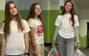 Wolontariuszki z pluszakami dlaa klas 1-3