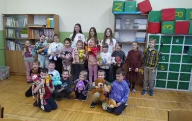 Wolontariuszki i uśmiechnięci drugoklasiści