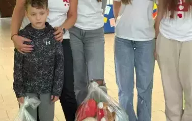 Prezes Fondacji Magia Serca Przekazująca pluszaki klasom1-3