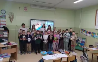 Klasa 2e z wychowawcą i wolontariuszami 