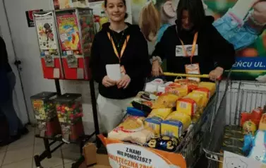 Wolontariusze SP1 w trakcie zbi&oacute;rki żywności5