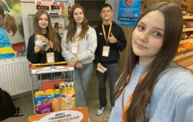 Wolontariusze SP1 w trakcie zbi&oacute;rki żywności4