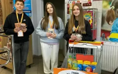 Wolontariusze SP1 w trakcie zbi&oacute;rki żywności3