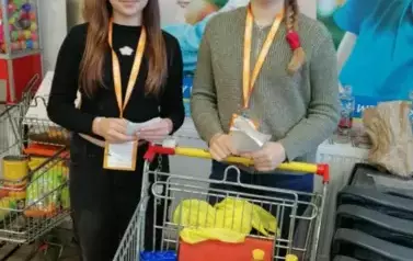 Wolontariusze SP1 w trakcie zbi&oacute;rki żywności2