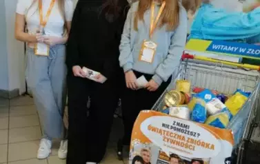 Wolontariusze SP1 w trakcie zbi&oacute;rki żywności1