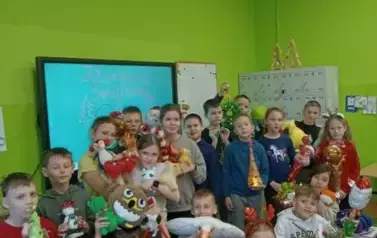 Zadowolone maluchy ze swoimi świątecznymi zakupami_a