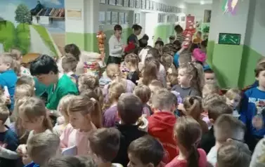 Za czym kolejka ta stoi-kiermasz w klasach 1-3_a