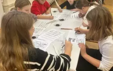 1 Uczniowie w trakcie warsztat&oacute;w skryby i iluminatora
