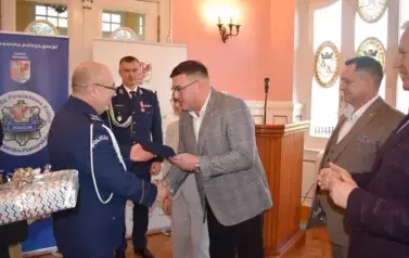 Zastępca Burmistrza Złocieńca gratuluje nowemu Komendantowi