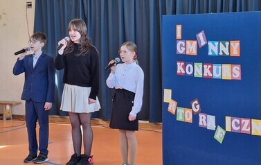 Trio z ch&oacute;ru SP1 śpiewająco rozpoczyna konkurs ortograficzny
