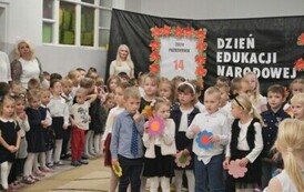 Występ artystyczny grupy starszak&oacute;w.