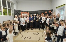 1 Pracownicy Przedszkola im. Zajączka Złocienaszka wraz z przybyłymi gośćmi oraz z dziećmi.