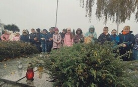 Młodsze klasy z wizytą na cmentarzu