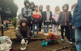 Młodsze klasy z wizytą na cmentarzu (3)