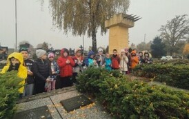 Młodsze klasy z wizytą na cmentarzu (2)