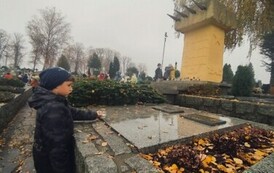 Dzieci oddają czesc poległym