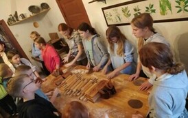 Uczniowie przygotowują własne pierniki