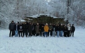 Opiekunowie i uczniowie przed kompleksem atomowym w Podborsku